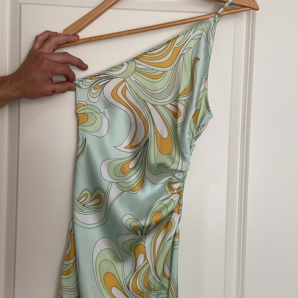 BNWT Pretty Little Thing One Shoulder Dress - Size 4 - Picture 6 of 10